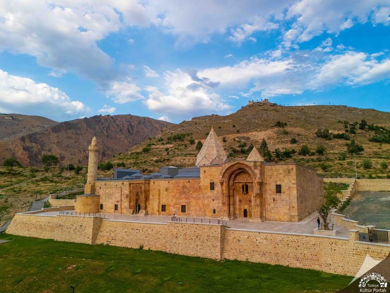Divriği Ulu Cami’deki Namaz Kılan Adam Gölgesi Saat Kaçta Görülür?